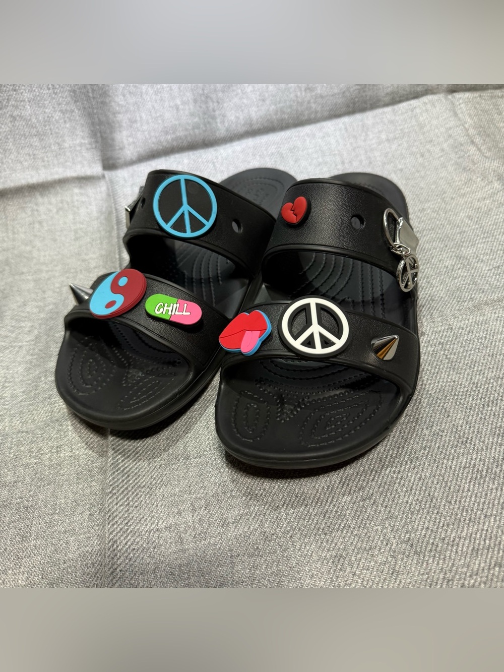 Crocs Classic Slide Black w/ Charms Jibbitz Peace Yin Yang Women’s 9 Men’s 7